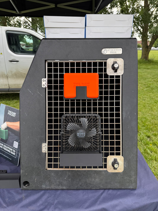 Dog crate with a portable fan attatched