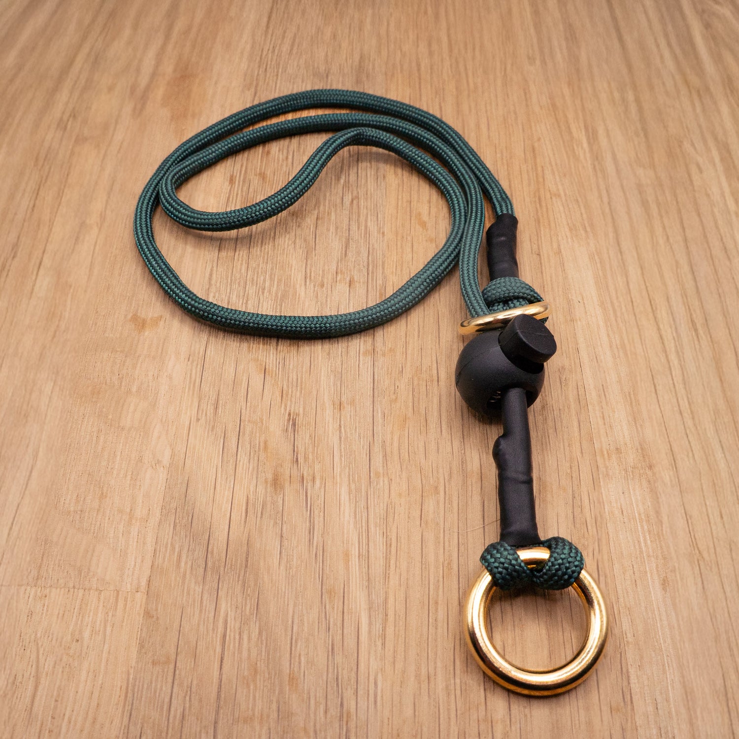 Slip collar featuring solid brass O ring, Paracord 550 type 3 in forest colour